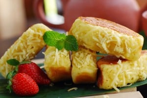 Cara Membuat Kue Pukis Empuk Taburan Keju Parut