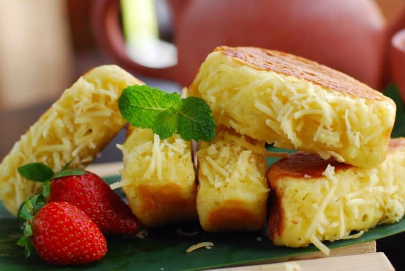 Cara Membuat Kue Pukis Empuk Taburan Keju Parut