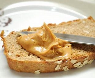 Roti Gandum Dengan Selai Kacang
