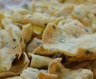 Proses Membuat Kue Bawang