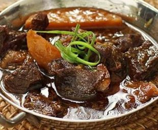 Sajikan Semur Daging Sapi